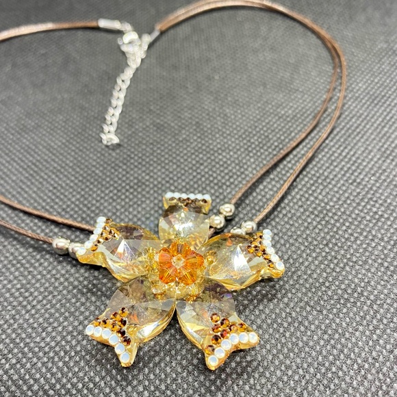 Stunning Crystal Flower Necklace - Picture 7 of 9